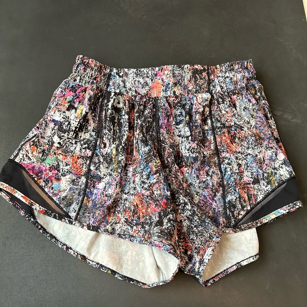 Lululemon Hotty Hot Short II *Long 4"
Vitalize Multi / Black, sz4